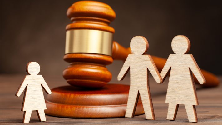 Modificación de medidas en procesos de familia: cuándo es posible y cómo se consigue